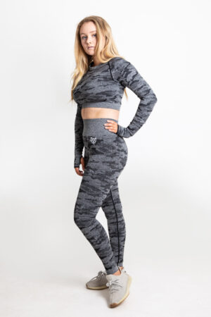 https://www.gymcub.co.uk/wp-content/uploads/2021/04/NEW-Cub-Collection-Camo-Seamless-Long-Sleeve-Cropped-Top-Camo-Seamless-High-Waisted-Bum-Sculpting-Leggings-black2-300x450.jpg